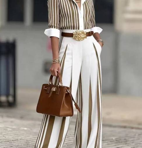 Ava – Slimming Women's Two-Piece Set with Vertical Stripes